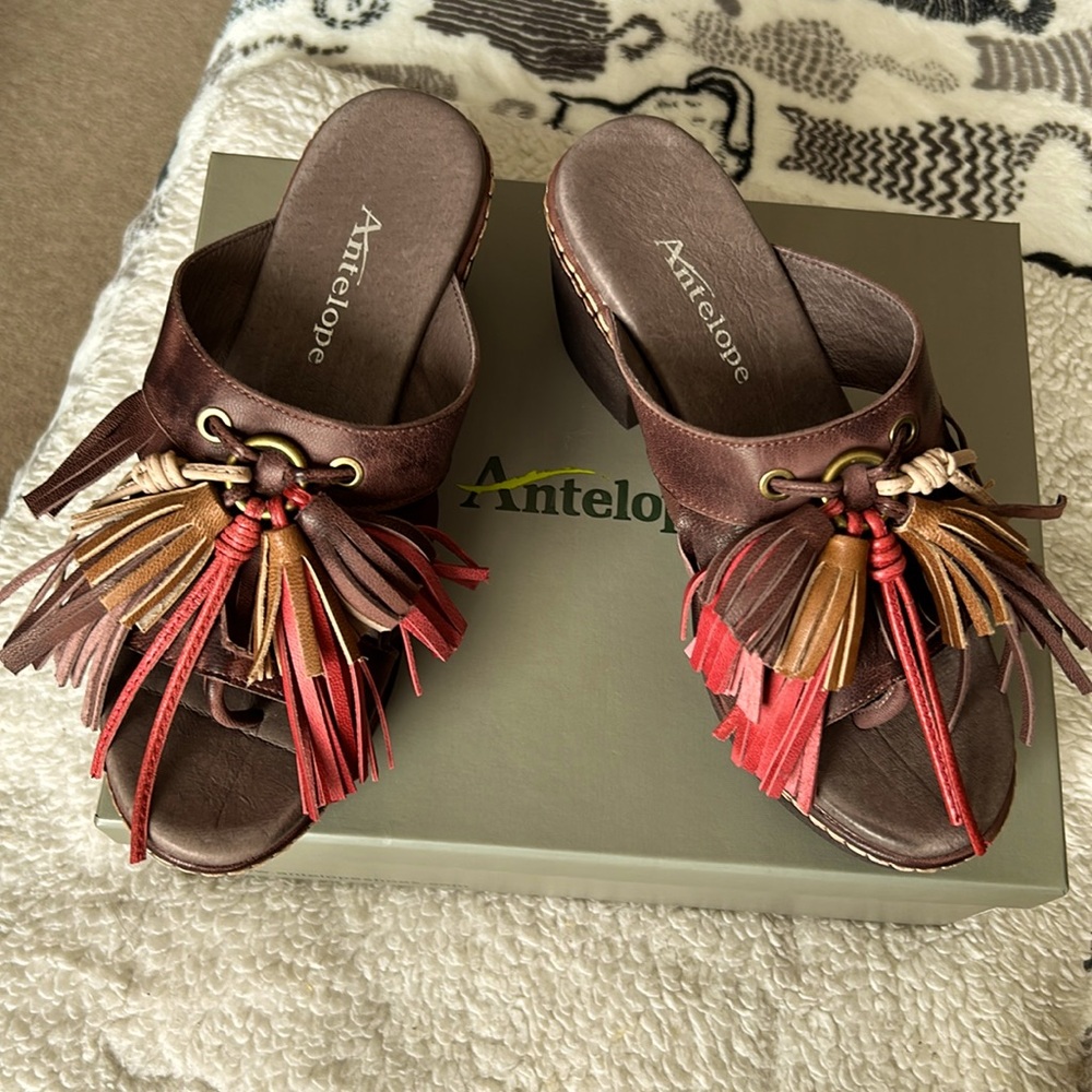NEW Antelope fringed sandals size 38. These coffee leather sandals are unique!